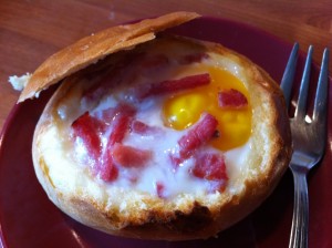 » Oeuf cocotte en nid brioché et bacon