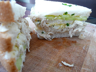 » Sandwich poulet-oeuf-concombre et petites herbes