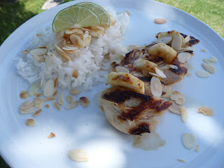 » Poulet mariné au citron vert, banane grillée et riz aux amandes