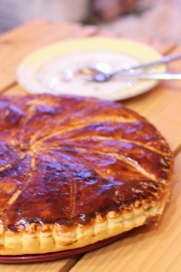 » Galette des rois crème d’amande poire et caramel au beurre salé