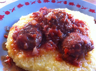 » Boulettes de boeuf à la sauce tomate et polenta